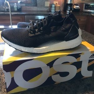 BLACK ADIDAS ULTRA BOOST